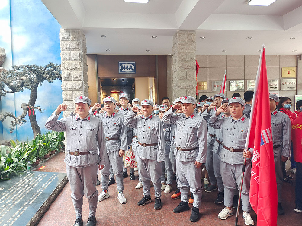 4口岸生长机关支部联合供应链支部赴句容茅山新四军纪念馆开展党史教育活动。。。。。。在新四军纪念馆展馆大厅，，，，，全体党员面临党旗，，，，，高举右手重温入党誓词，，，，，再次体会作为一名共产党员的责任感和使命感。。。。。。.jpg